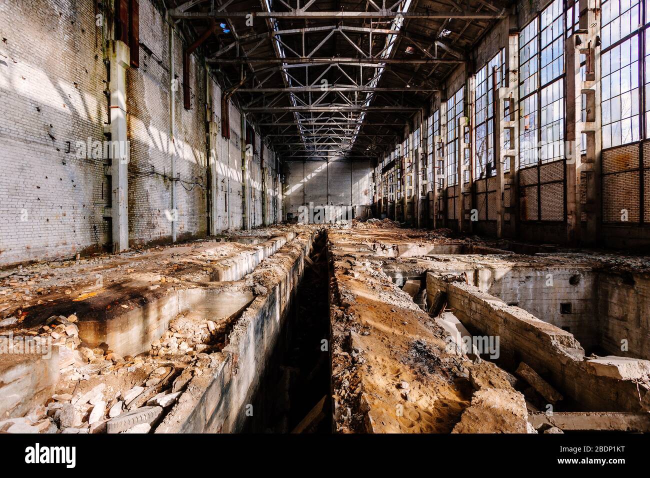 Grand hall industriel abandonné en attente de démolition. Ancienne usine de fabrication de pelles Voronezh Banque D'Images