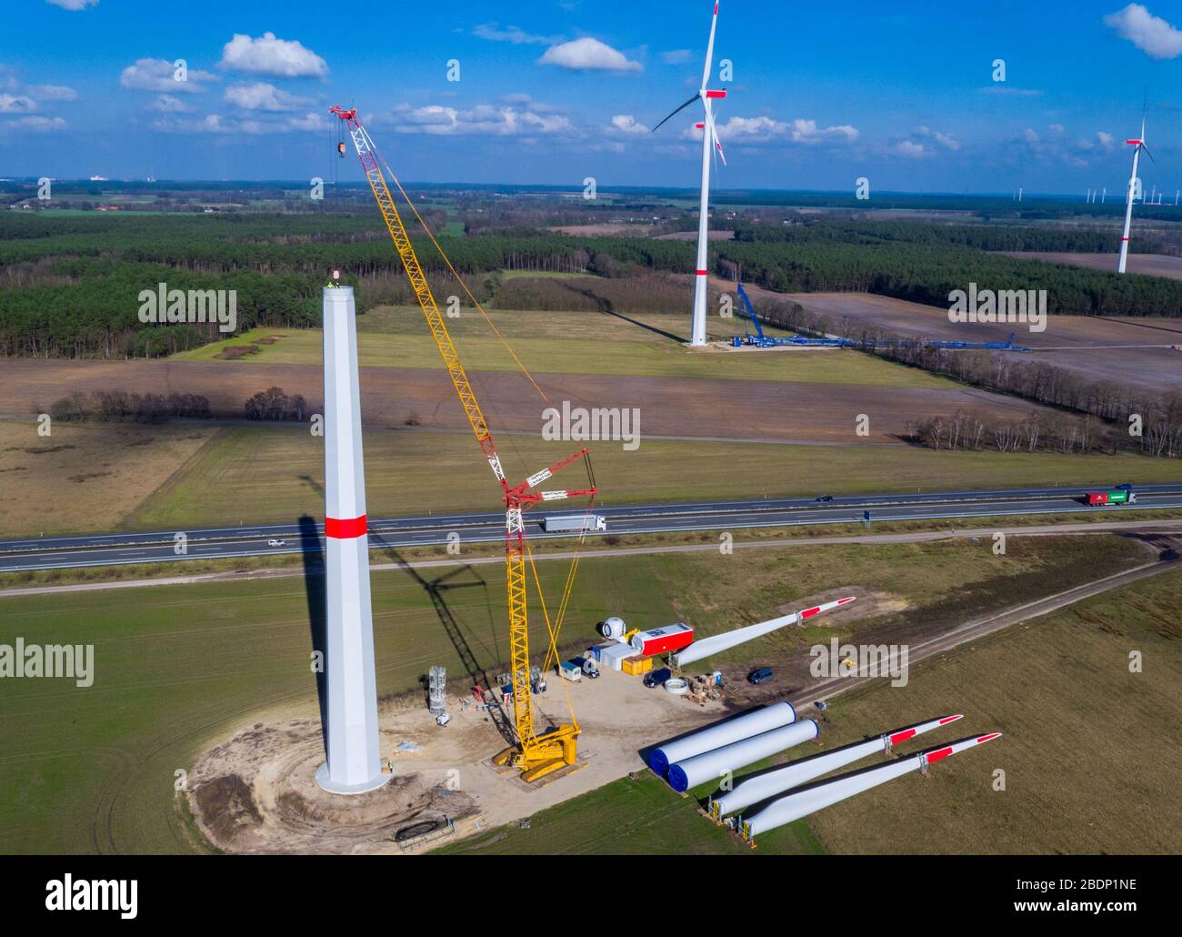 05 mars 2020, Mecklembourg-Poméranie occidentale, Hoort: Les pales de rotor  et la nacelle d'une nouvelle éolienne sont situées sur un site de  construction à la ferme éolienne de Hoort au sud de