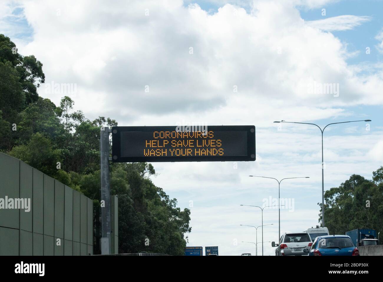 Vue d'un signe disant "Coronavirus aider à sauver des vies se laver les mains" au Surfers Paradise.Council a fait une étape extraordinaire pour fermer certaines plages de la Gold Coast comme mesure préventive contre la propagation du Coronavirus après que des milliers de personnes ont ignoré les règles de distanciation sociale. Les plages de Spit, Surfers Paradise et Coolangatta seront fermées à partir de minuit. Le reste des plages de la ville restera ouvert aux gens pour faire de l'exercice, nager ou surfer, mais le conseil dit qu'il n'hésitera pas à fermer plus de plages si les gens continuent à bafouer les règles. Banque D'Images