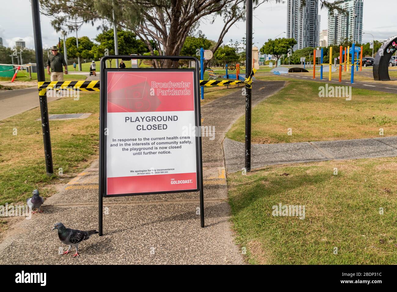 Vue d'un panneau disant "terrain de jeu fermé" à Surfers Paradise.Council a fait une étape extraordinaire de la fermeture de certaines plages de la Gold Coast comme mesure préventive contre la propagation de Coronavirus après que des milliers de personnes ont ignoré les règles de distanciation sociale. Les plages de Spit, Surfers Paradise et Coolangatta seront fermées à partir de minuit. Le reste des plages de la ville restera ouvert aux gens pour faire de l'exercice, nager ou surfer, mais le conseil dit qu'il n'hésitera pas à fermer plus de plages si les gens continuent à bafouer les règles. Banque D'Images