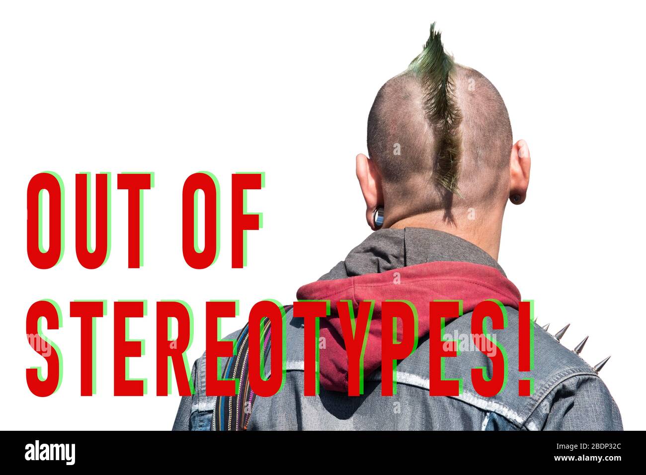 L'homme avec la coiffure mohawk, est photographié derrière, dans les oreilles de boucles d'oreilles, sur une épines d'épaule. Sur un fond d'inscription avant HORS DES STÉRÉOTYPES! Banque D'Images