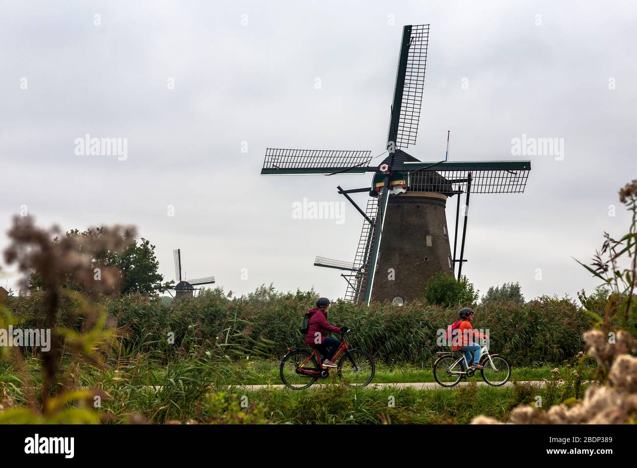 Icônes des Pays-Bas: Moulins à vent et bicyclettes. Nederwaard Windmills, Kinderdijk UNESCO World Heritage site, Pays-Bas, Pays-Bas Banque D'Images