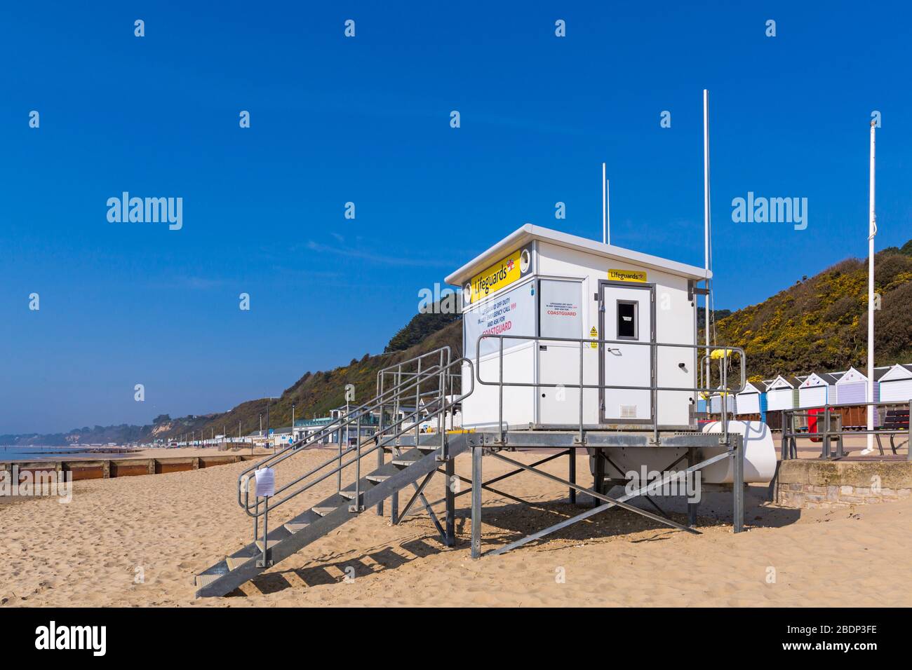 Bournemouth, Dorset Royaume-Uni. 9 avril 2020. Météo au Royaume-Uni : les visiteurs sont invités à rester loin de la station balnéaire populaire de Bournemouth avec les prévisions d'un merveilleux week-end ensoleillé de Pâques. Une journée ensoleillée et chaude pendant que les gens vont à la mer pour faire leur exercice quotidien, la plupart adhérant aux restrictions de Coronavirus pour les distancer sociaux, car les plages sont principalement vides. La cabane du kiosque des sauveteurs du RNLI reste fermée avec une plage vide. Crédit: Carolyn Jenkins/Alay Live News Banque D'Images