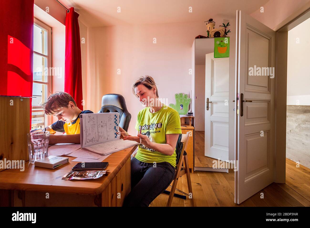 Écolier avec sa mère à l'école pendant le paandème Covid-19 en république tchèque Banque D'Images