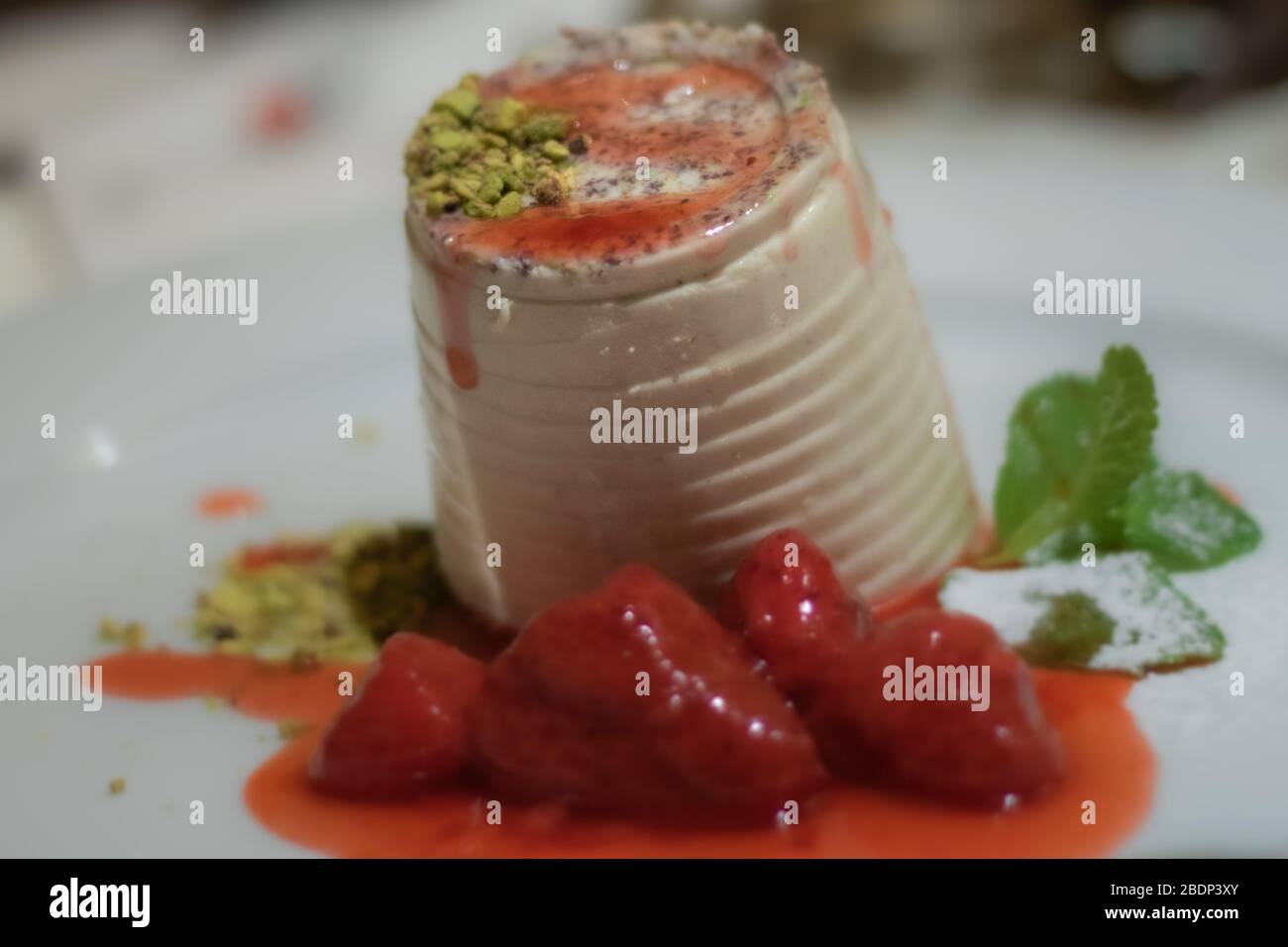 photographie de vie d'un dessert avec garniture de fraise et de pistache Banque D'Images