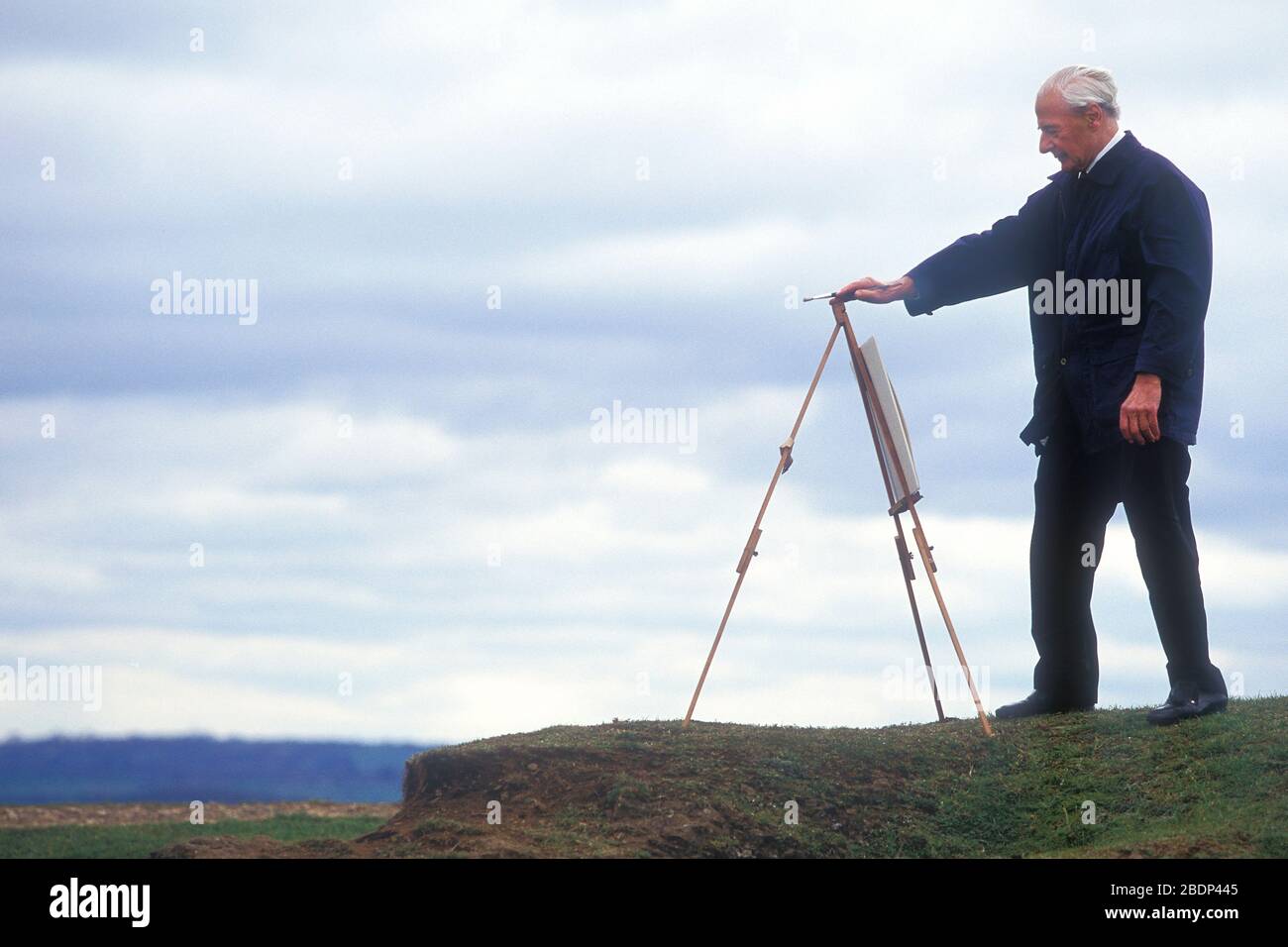 Homme senior peinture de paysage. Style de vie de retraite. Banque D'Images