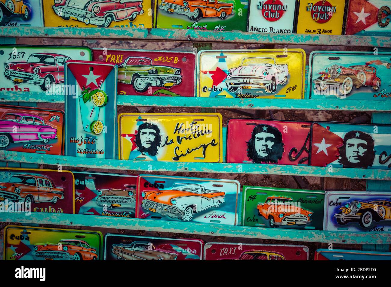 TRINIDAD, CUBA - 10 DÉCEMBRE 2019: Des plaques d'immatriculation traditionnelles pour véhicules artisanaux comme des souvenirs à vendre à Trinidad, Cuba. Banque D'Images