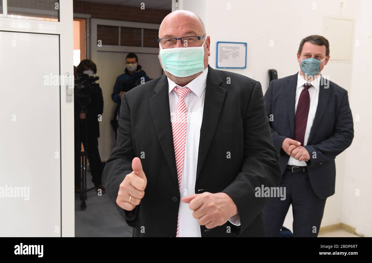 09 avril 2020, Mecklembourg-Poméranie occidentale, Greifswald: Harry Glawe (CDU), ministre de l'économie et de la santé de Mecklembourg-Poméranie-Occidentale et Michael Sack (CDU, l), administrateur de district de Vorpommern-Greifswald, visitent une clinique ambulatoire de fièvre à Greifswald. Le district de Vorpommern-Greifswald et l'École de médecine de l'Université de Greifswald ont mis en place une clinique de fièvre externe pour les personnes souffrant de coronavirus au Centre régional de formation professionnelle, où les patients sont examinés qui présentent des symptômes tels que la toux, l'essoufflement ou la fièvre, ou qui ont déjà testé positiv Banque D'Images