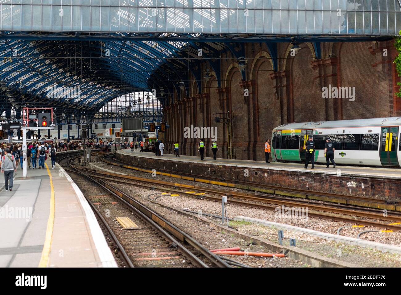 Les voyageurs débarquent à la gare de Brighton. Situé sur la Manche, Brighton est populaire auprès de ceux qui recherchent une excursion d'une journée à la plage. Banque D'Images
