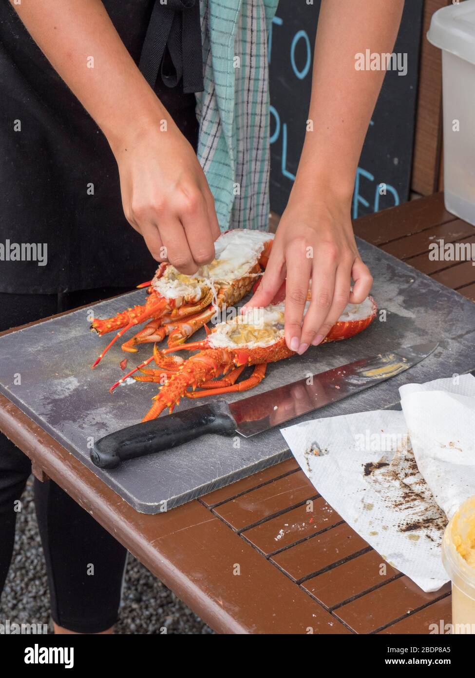 Des écrevisses sont préparées au restaurant et barbecue de fruits de mer Kaikoura d'origine qui vend des fruits de mer et des écrevisses à point Kean Kaikoura, Nouvelle-Zélande Banque D'Images