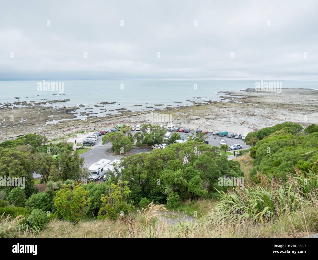 La côte rocheuse, la côte et le paysage de point Kean Kaikoura Nouvelle-Zélande en journée grise avec vue sur le parking. Banque D'Images