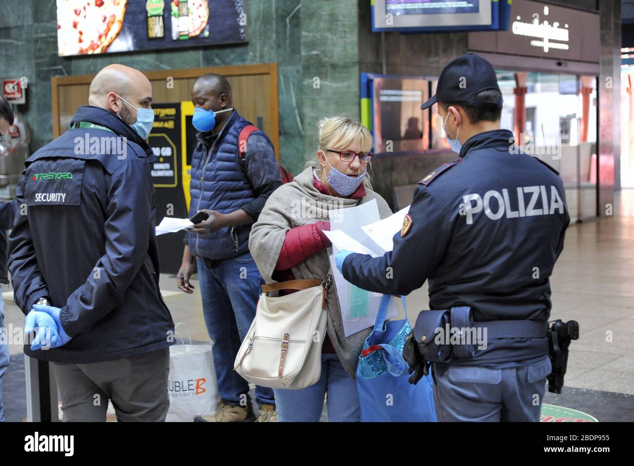 - la città di Milano sotto blocco totale e quarantena causa dell'épidemia di Coronavirus nei primi giorni della primavera 2020; Contrôlo dei documenti di autocertificazione che autorizzano gli postamenti all'interno della stazione Cadorna delle ferrovie regionali Trenord - la ville de Milan sous blocus total et quarantaine en raison de l'épidémie de Coronavirus au début du printemps 2020; Contrôle des documents d'auto-certification autorisant les déplacements dans la gare Cadorna des chemins de fer régionaux Trenord Banque D'Images