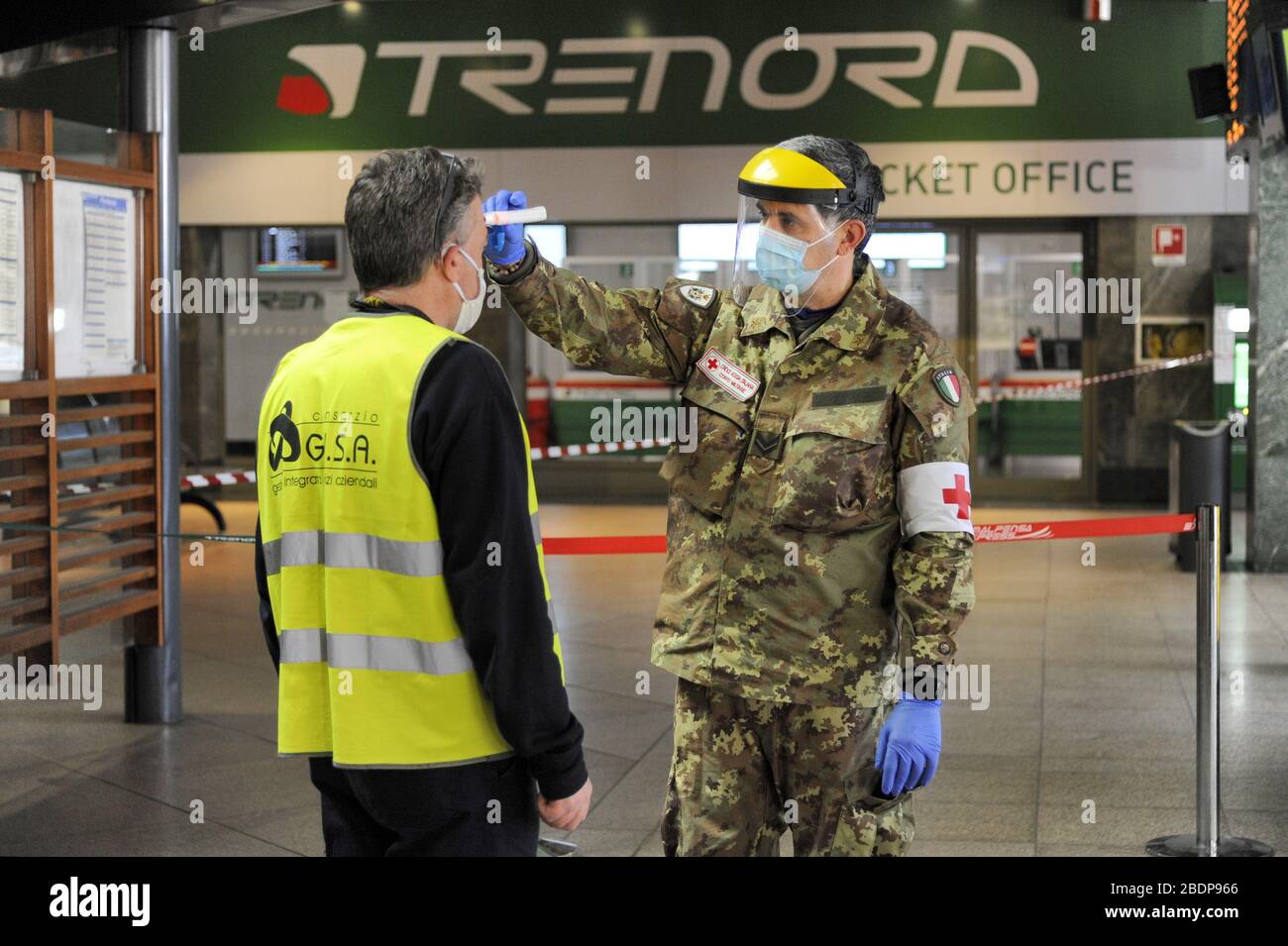 - la città di Milano sotto blocco totale e quarantena causa dell'épidemia di Coronavirus nei primi giorni della primavera 2020; Medico militare contrôla con un termometro digitale la temperature dei passeggeri nella stazione Cadorna delle ferrovie regionali Trenord - la ville de Milan sous blocus total et quarantaine en raison de l'épidémie de Coronavirus dans les premiers jours du printemps 2020; Un médecin militaire vérifie avec un thermomètre numérique la température des passagers dans la gare de Cadorna des chemins de fer régionaux Trenord Banque D'Images