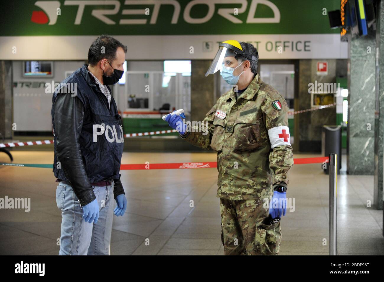 - la città di Milano sotto blocco totale e quarantena causa dell'épidemia di Coronavirus nei primi giorni della primavera 2020; Medico militare contrôla con un termometro digitale la temperature dei passeggeri nella stazione Cadorna delle ferrovie regionali Trenord - la ville de Milan sous blocus total et quarantaine en raison de l'épidémie de Coronavirus dans les premiers jours du printemps 2020; Un médecin militaire vérifie avec un thermomètre numérique la température des passagers dans la gare de Cadorna des chemins de fer régionaux Trenord Banque D'Images