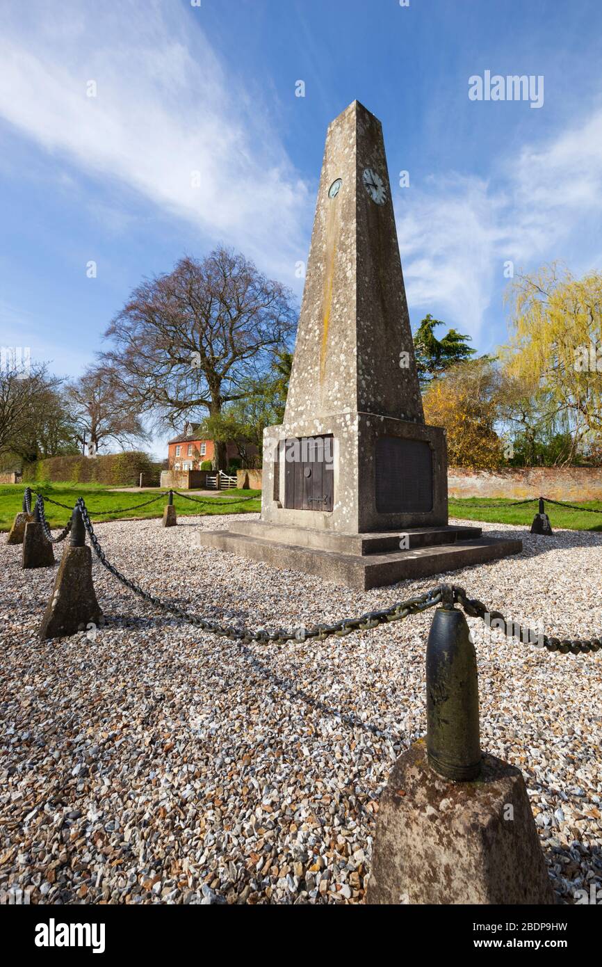 L'horloge du Mémorial de guerre de Leckhampstead commémore les villageois qui ont combattu et sont morts pendant la première Guerre mondiale et est faite d'objets militaires récupérés tels que des cas de coquille Banque D'Images