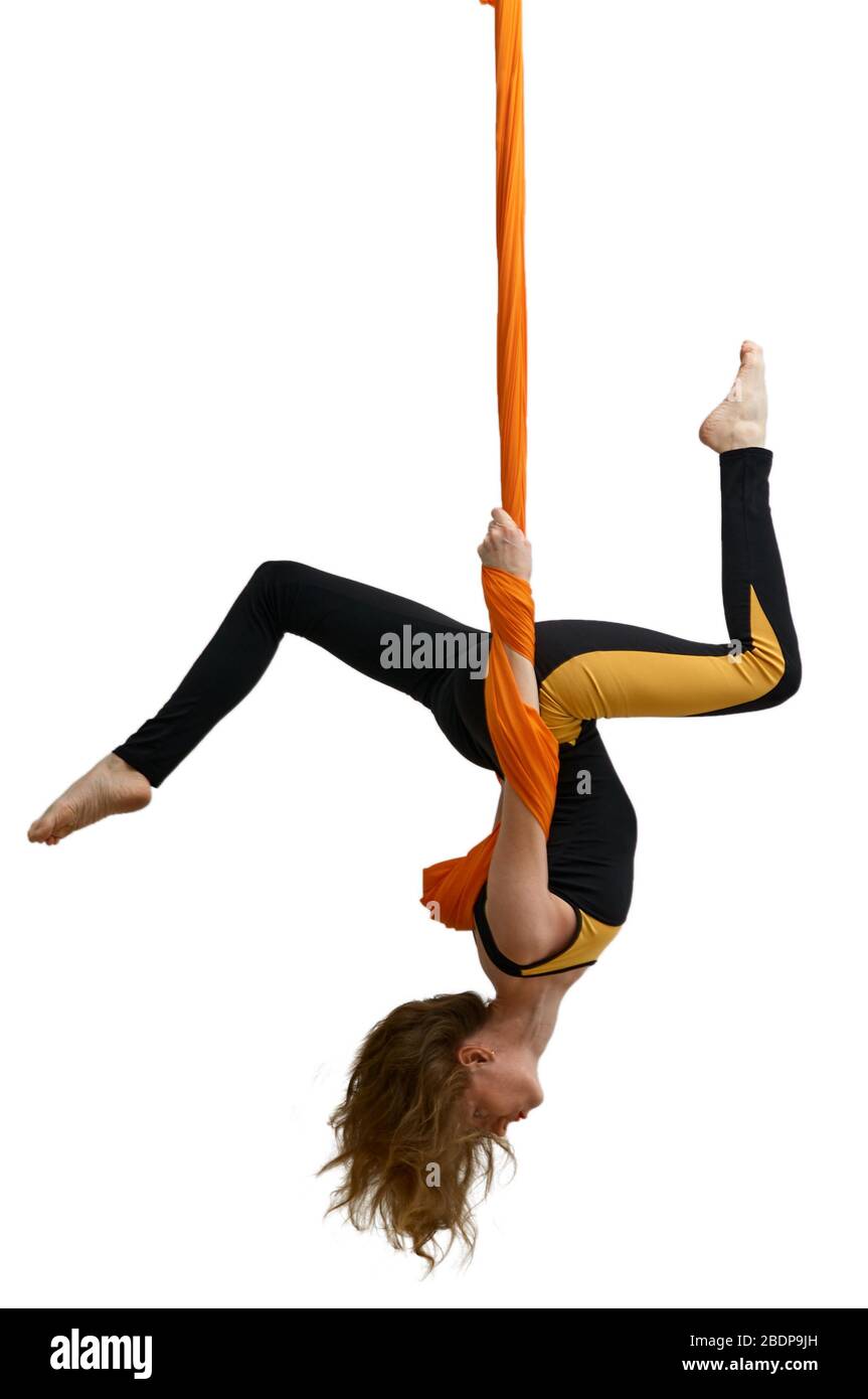 Jeune femme antenne pratiques yoga anti-gravité avec un hamac dans un studio blanc. Concept d'une santé physique et mentale et une harmonie vivant Banque D'Images