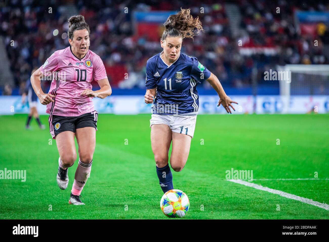 Leanne Crichton (L) d'Ecosse et Florencia Bonsegundo (R) d'Argentine en action lors du match de la coupe du monde des femmes de la FIFA 2019 entre l'Argentine et l'Ecosse au parc des princes stade.(score final: Argentine 3:3 Ecosse) Banque D'Images