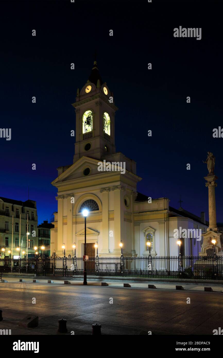 La cathédrale du Sacré-cœur la nuit, Plaza Armas, Punta Arenas, Patagonia, Chili, Amérique du Sud Banque D'Images