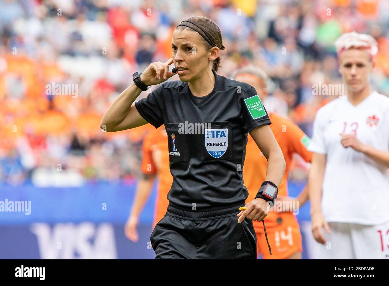 Arbitre Stephanie Frapart en action lors du match de la coupe du monde des  femmes de la FIFA 2019 entre les Pays-Bas et le Canada au stade Stade  Auguste-Delaune.(score final : Pays-Bas
