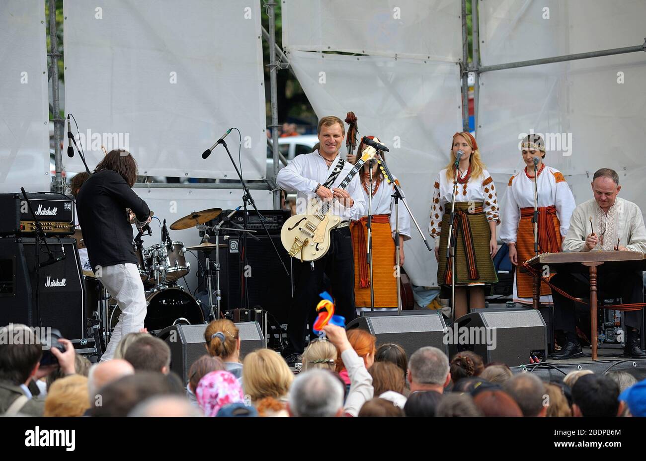 Le célèbre musicien ukrainien Oleg Skrypka se joue sur scène lors de la descente Andreevsky. 3 juin 2012. Kiev, Ukraine Banque D'Images