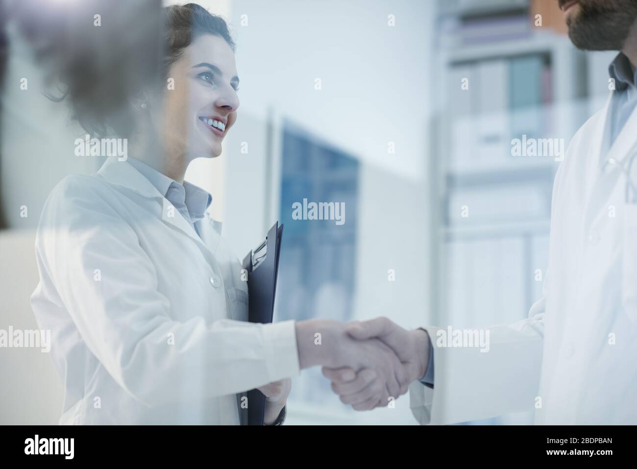 Les jeunes femmes praticiennes se serrent les mains avec un concept de médecin, de carrière et de professionnels de la santé Banque D'Images