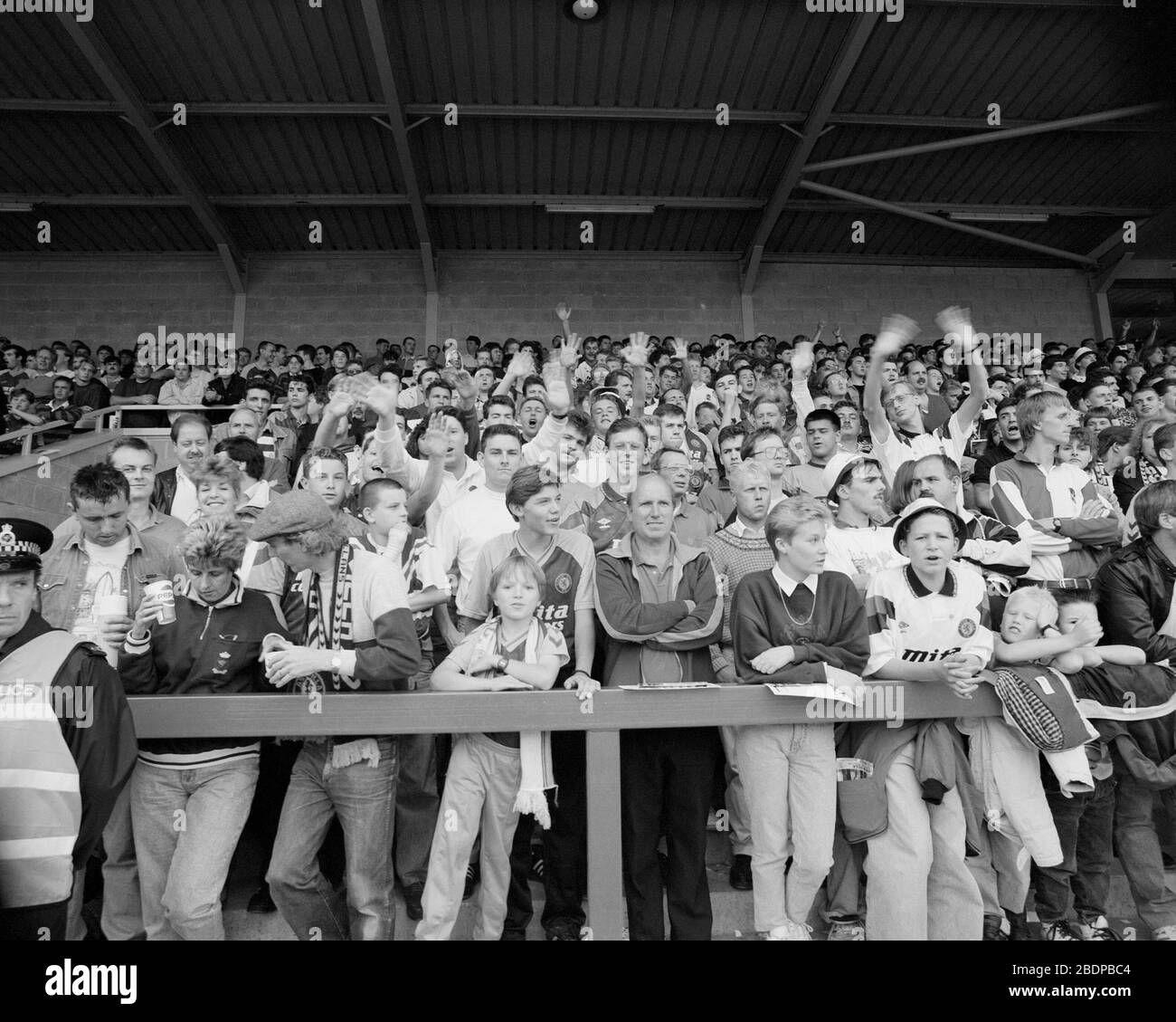 Août 1990, match de football amical à Walsall FC, contre Aston Villa, pour marquer l'ouverture du nouveau stade, West Midlands, Royaume-Uni Banque D'Images
