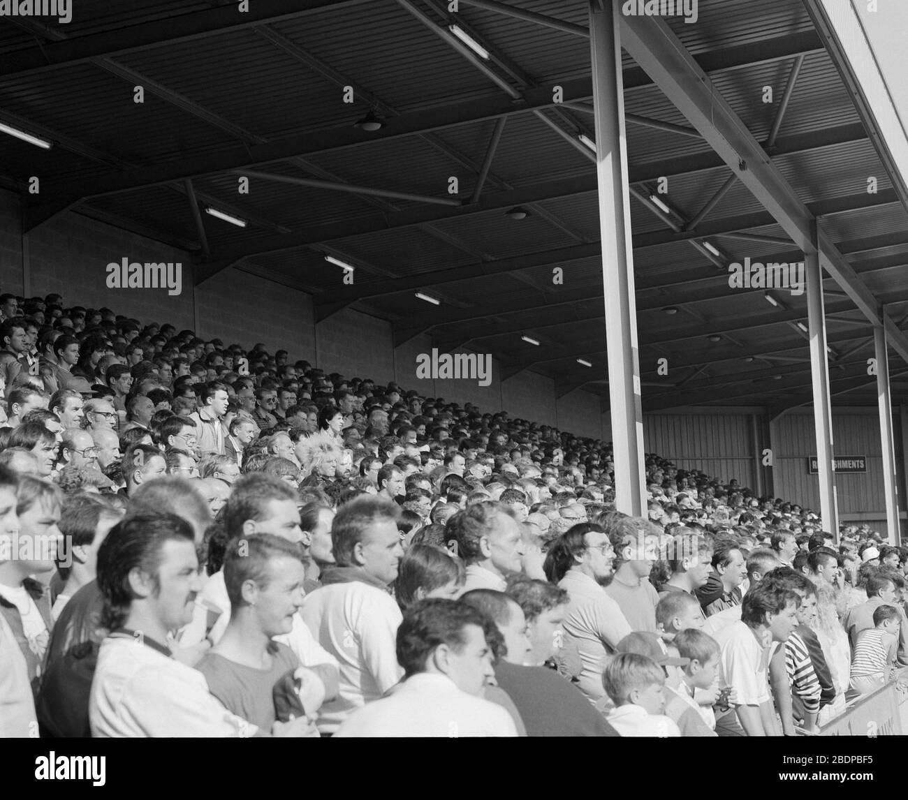 Août 1990, match de football amical à Walsall FC, contre Aston Villa, pour marquer l'ouverture du nouveau stade, West Midlands, Royaume-Uni Banque D'Images