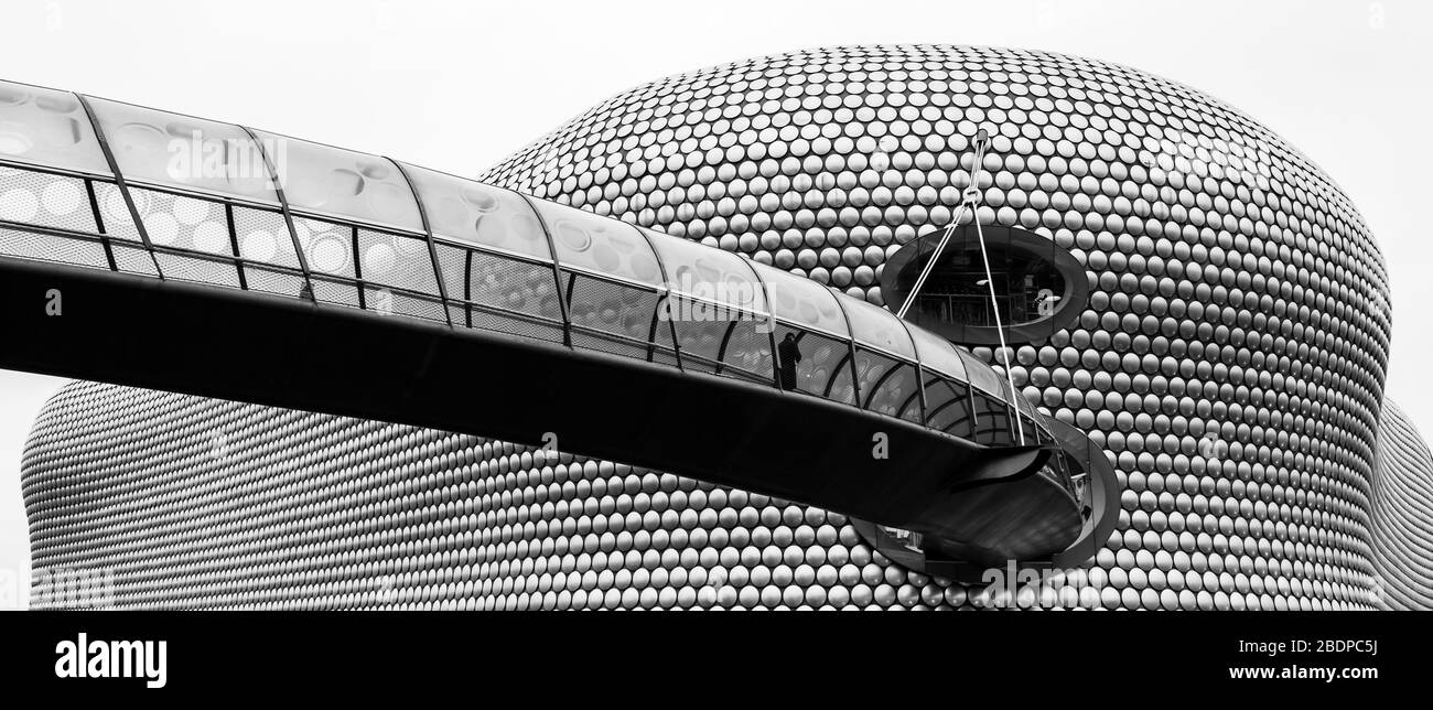 Un homme marche le long de la passerelle vers l'emblématique Selfridges bâtiment au cœur du centre-ville de Birmingham. Le bâtiment, qui fait partie de Banque D'Images