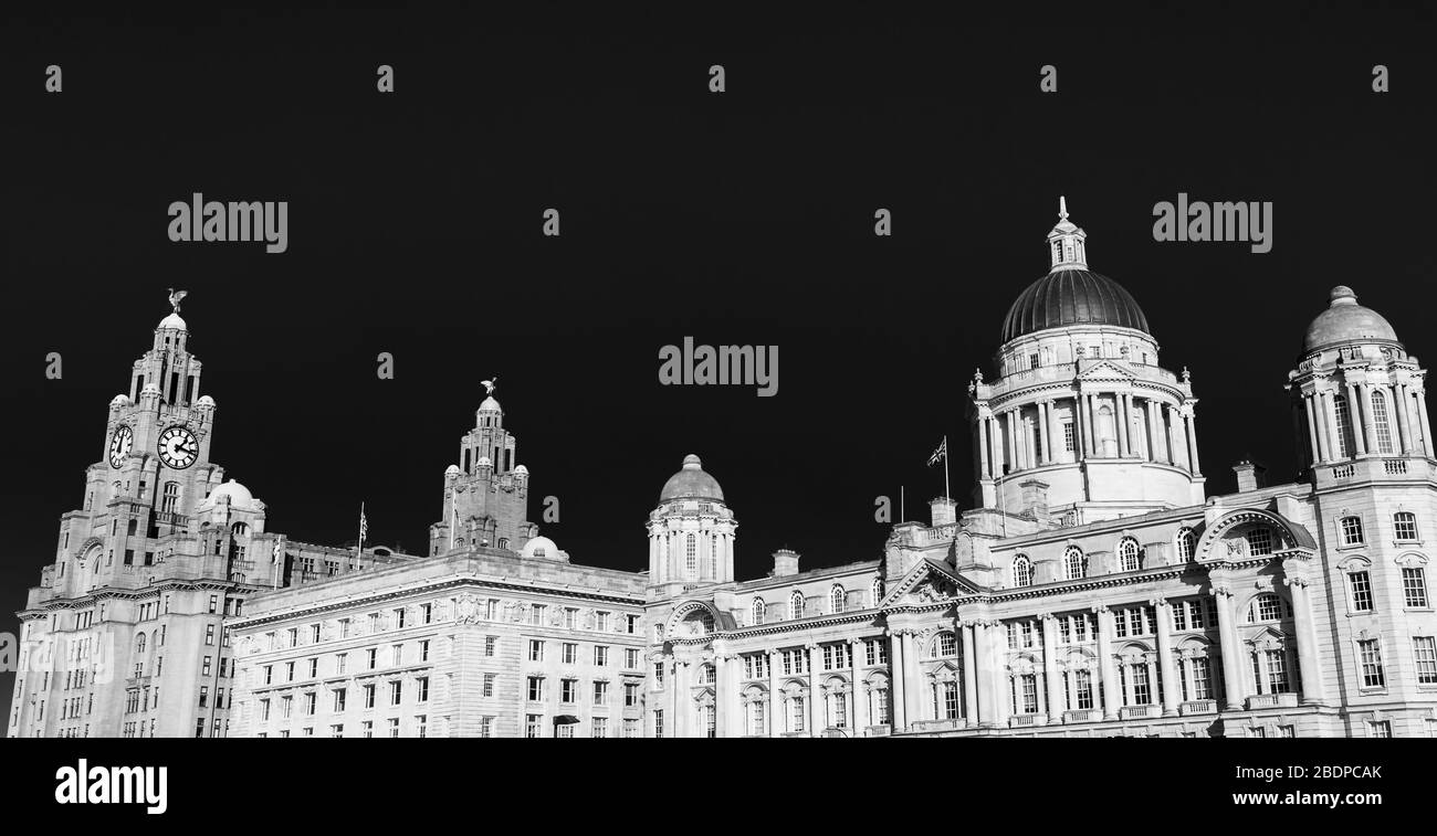 Une récolte de boîtes aux lettres des Trois grâces sur le célèbre front de mer de Liverpool sous un ciel bleu. Banque D'Images