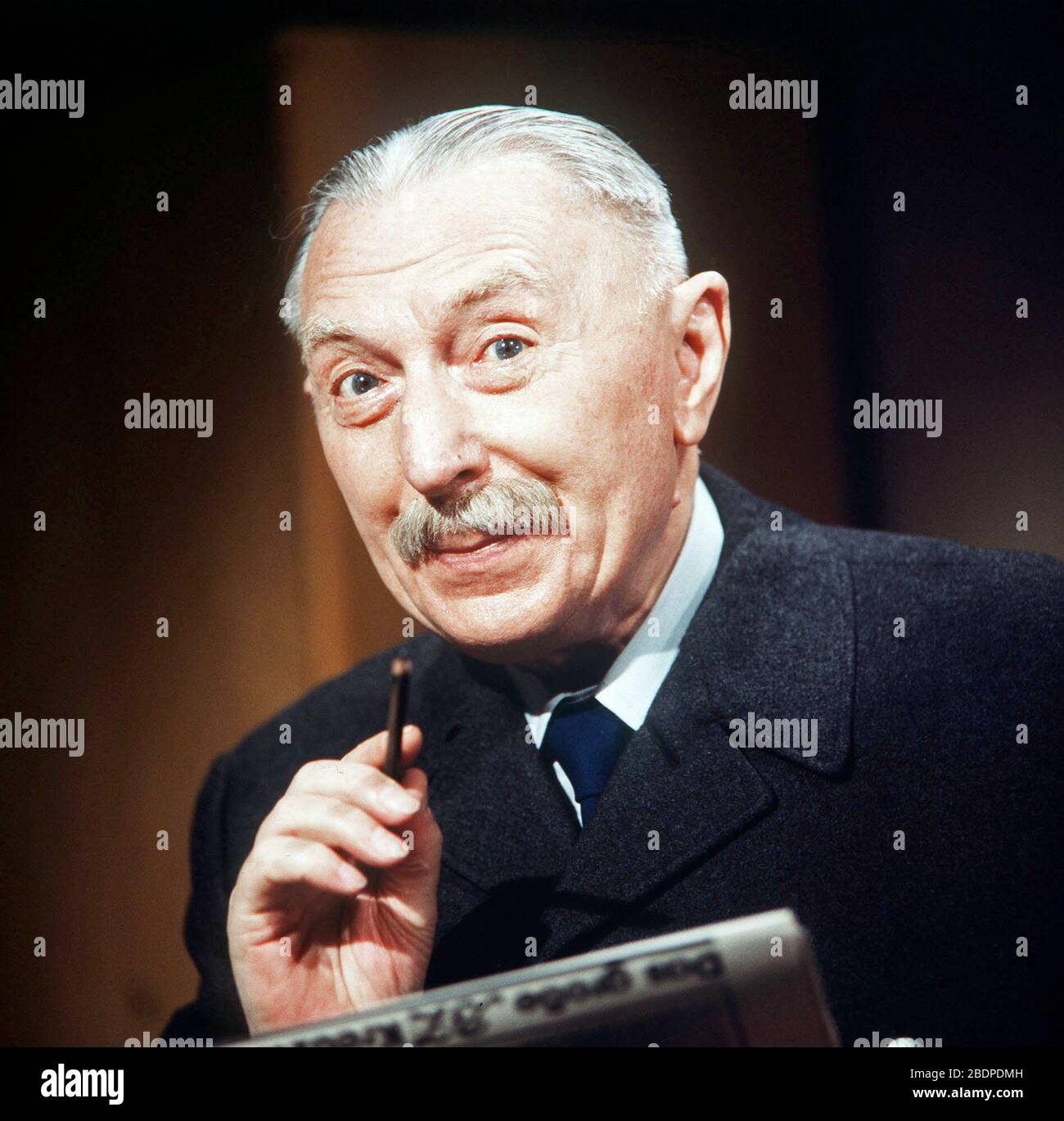 ALMENRAUSCH UND EDELWEISS Darsteller: THEO LINGEN (Foto) glänzt in dieser Verwechslungsskomödie in seiner Paderolle als chaosverursachender Butler Regie: Harald Reinl, Deutschland 1957. Acteurs ALMENRAUSCH UND EDELWEISS: THEO LINGEN (photo) brille dans ce mélange de comédie dans son rôle de défilé en tant que maître d'hôtel provoquant le chaos: Harald Reinl, Allemagne 1957. Banque D'Images