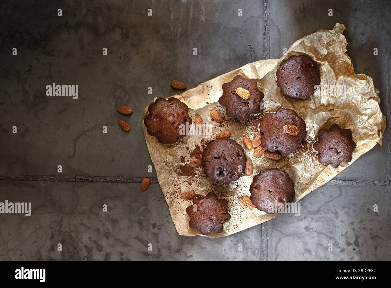 Dessert les muffins au chocolat sur papier parchemin. Fond en béton gris Banque D'Images