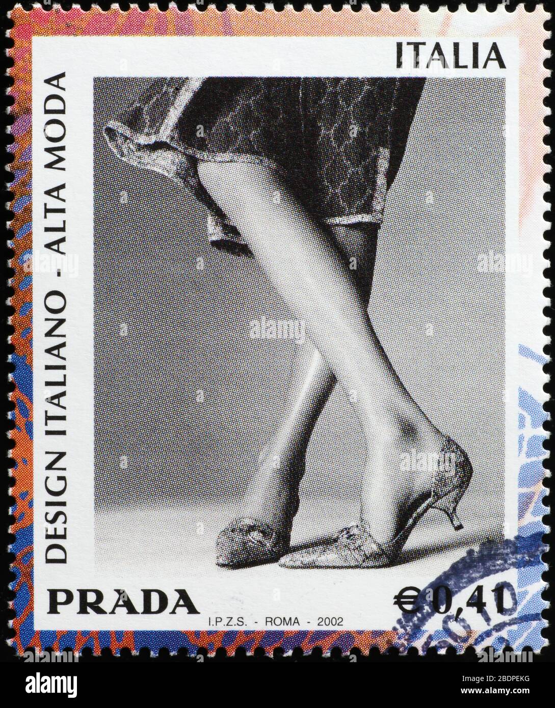 Chaussures pour femmes conçues par Prada sur le timbre italien Banque D'Images
