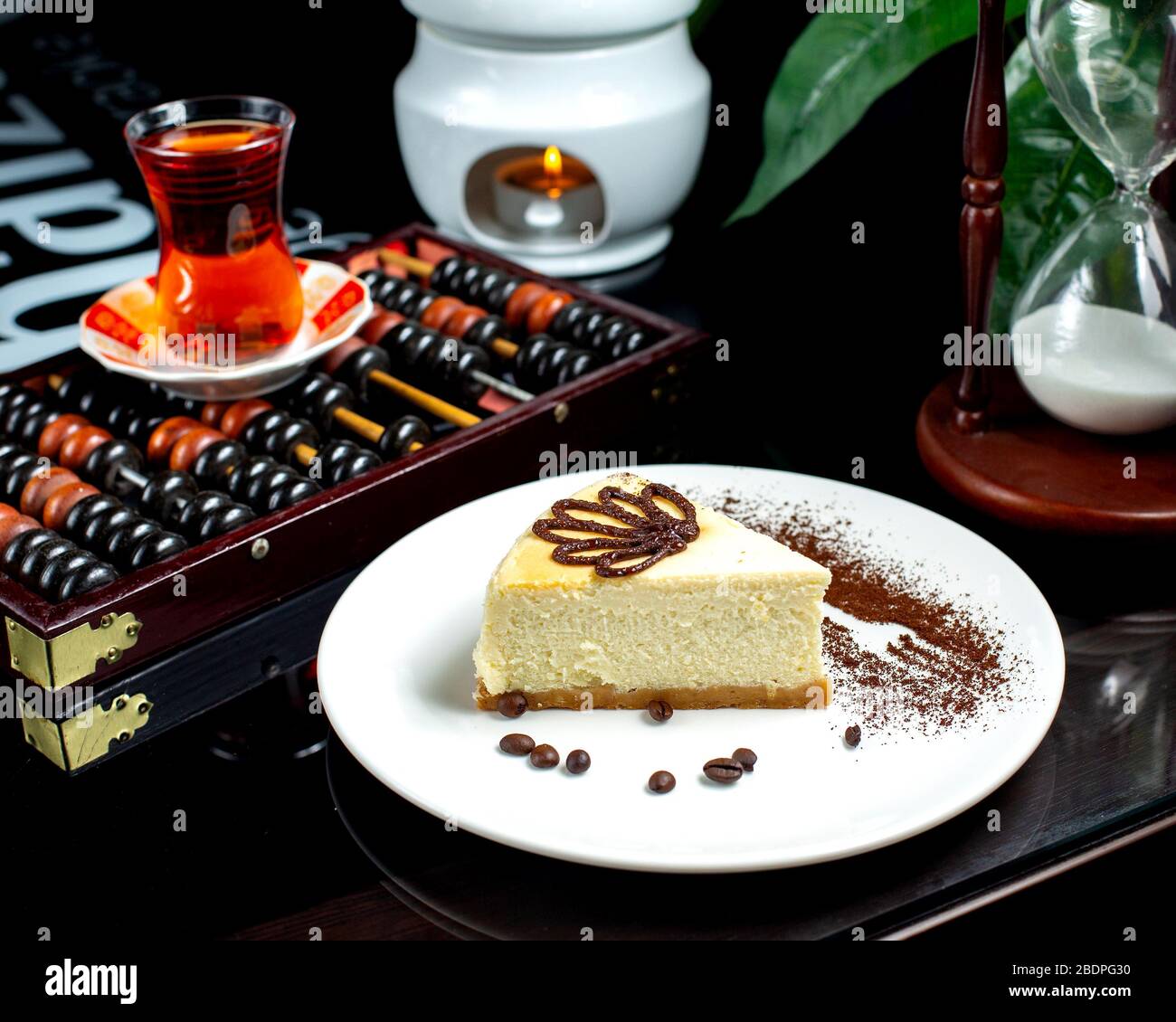 cheesecake classique et thé noir dans le verre armudu Banque D'Images