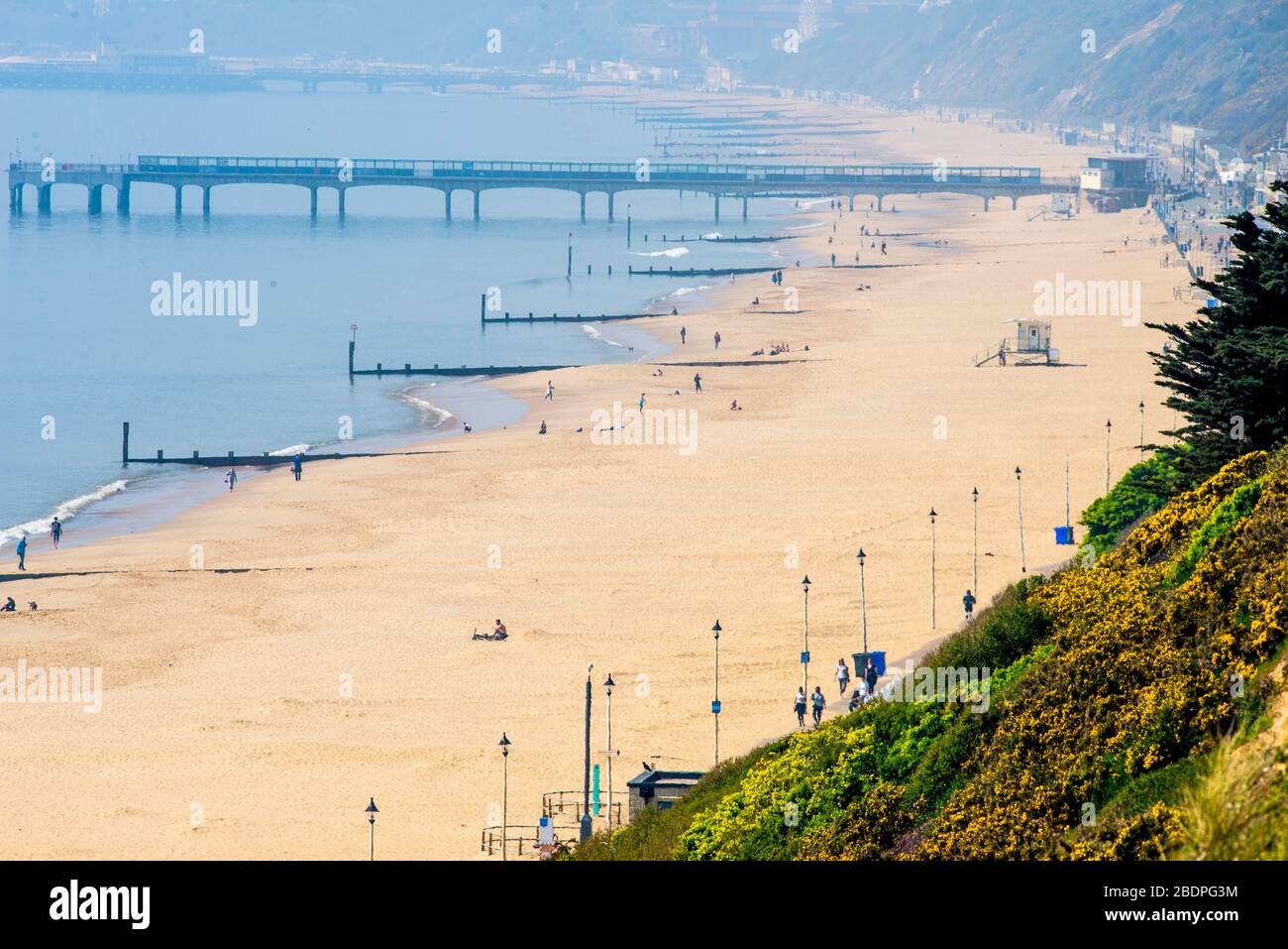 Bournemouth, Royaume-Uni, 9 avril 2020. Plage presque déserte à Boscombe, près de Bournemouth, où la température atteint 20 degrés pendant le début traditionnel du week-end de Pâques sur la côte sud de l'Angleterre pendant le confinement continu du coronavirus. Crédit : John Beasley/Alamy Banque D'Images