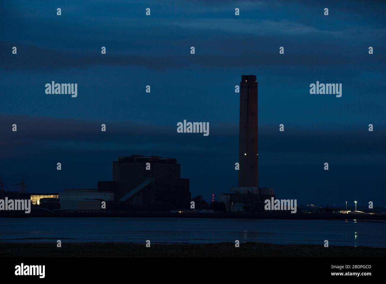 Grangemouth, Royaume-Uni. 8 avril 2020. Photo : la centrale électrique de Longannet la nuit. Crédit : Colin Fisher/Alay Live News. Banque D'Images