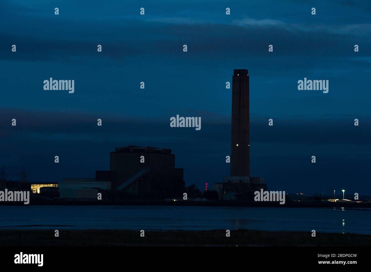 Grangemouth, Royaume-Uni. 8 avril 2020. Photo : la centrale électrique de Longannet la nuit. Crédit : Colin Fisher/Alay Live News. Banque D'Images