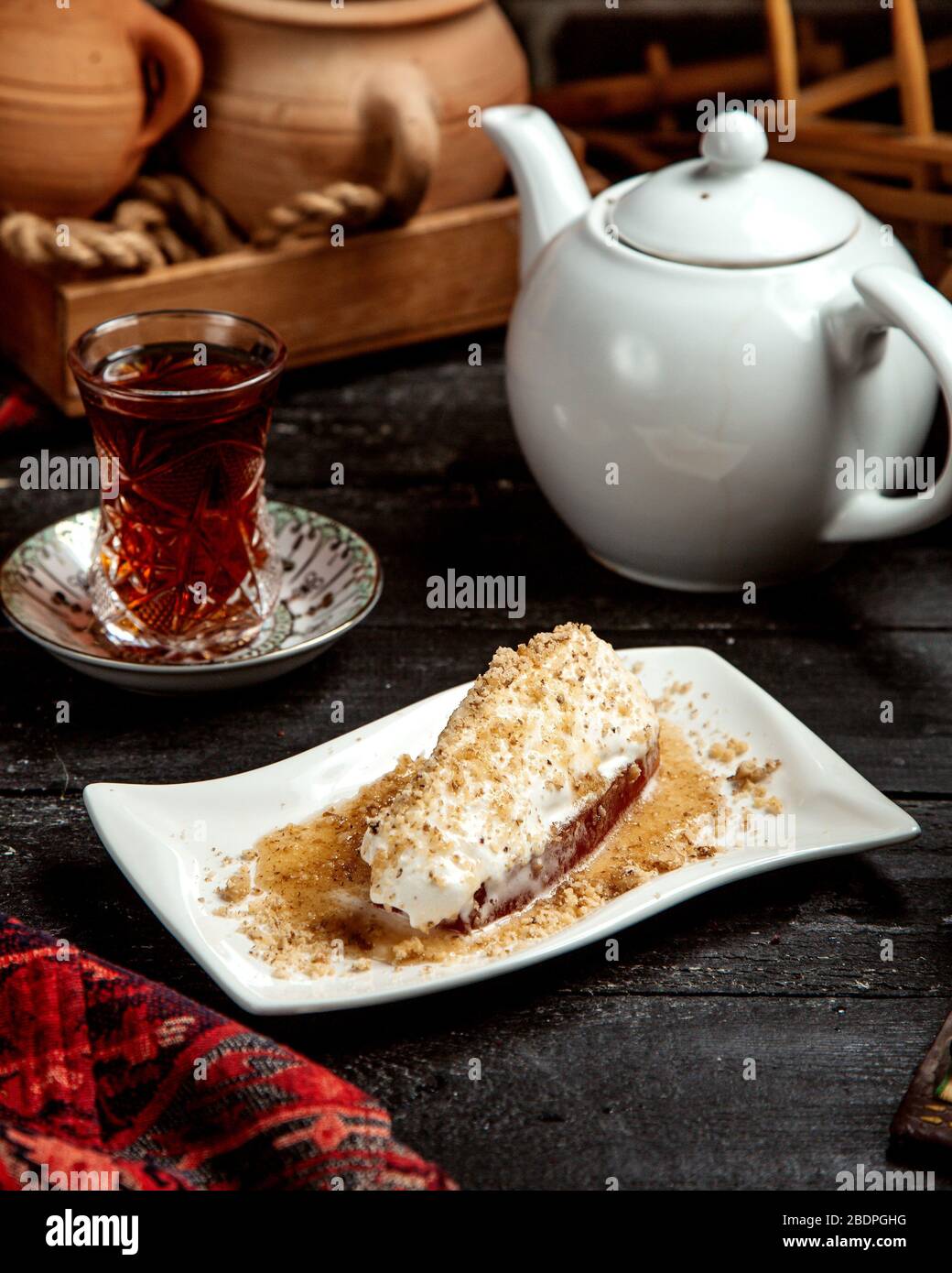 dessert et thé noir dans le verre armudu Banque D'Images