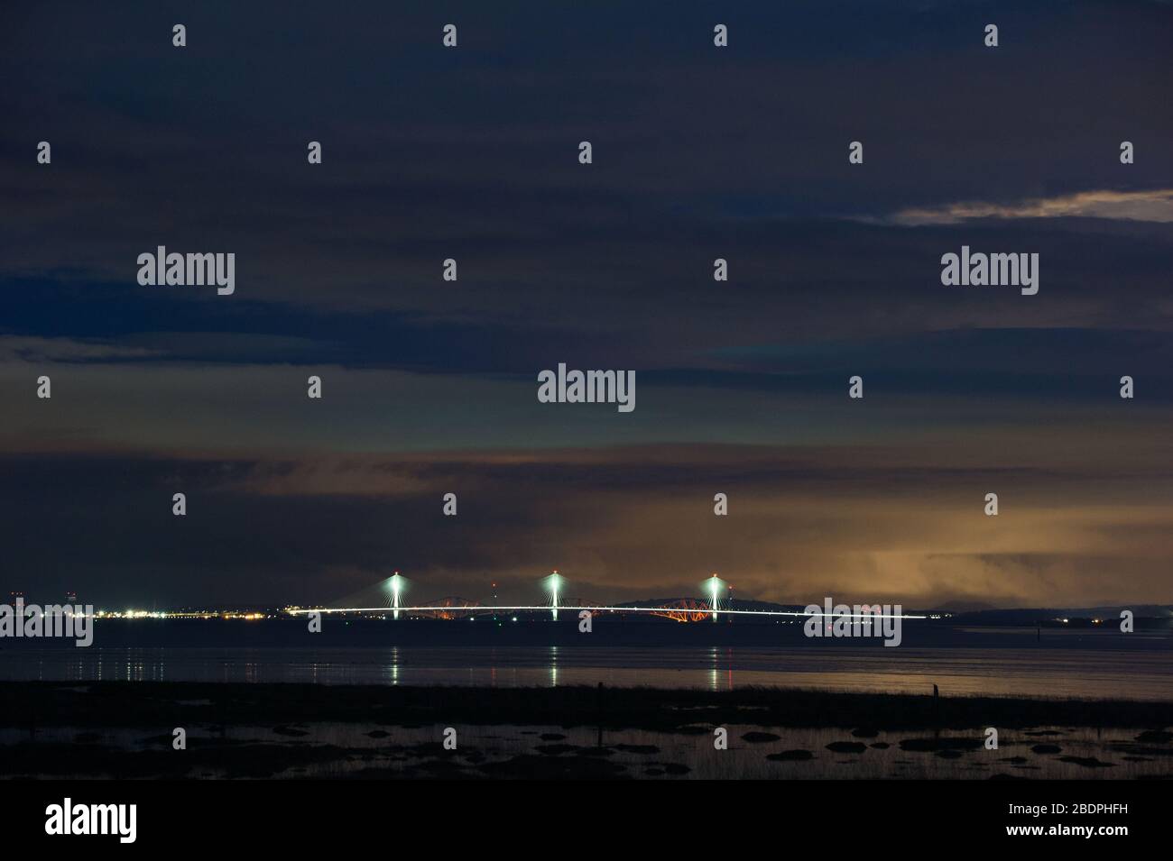 Grangemouth, Royaume-Uni. 8 avril 2020. Photo : le Queensferry Crossing, le plus récent pont d'Écosse et le troisième Firth of Forth Crossing qui relie Fife et Lothian et qui transporte l'autoroute M90, qui s'étend sur 1.7 km, est le plus long pont à trois tours et à passage par câble du monde et de loin le plus grand à avoir des câbles qui traversent le milieu de la portée. Cette conception innovante offre une résistance et une rigidité supplémentaires, permettant aux tours et à la terrasse d'être plus minces et élégantes. Crédit : Colin Fisher/Alay Live News. Banque D'Images