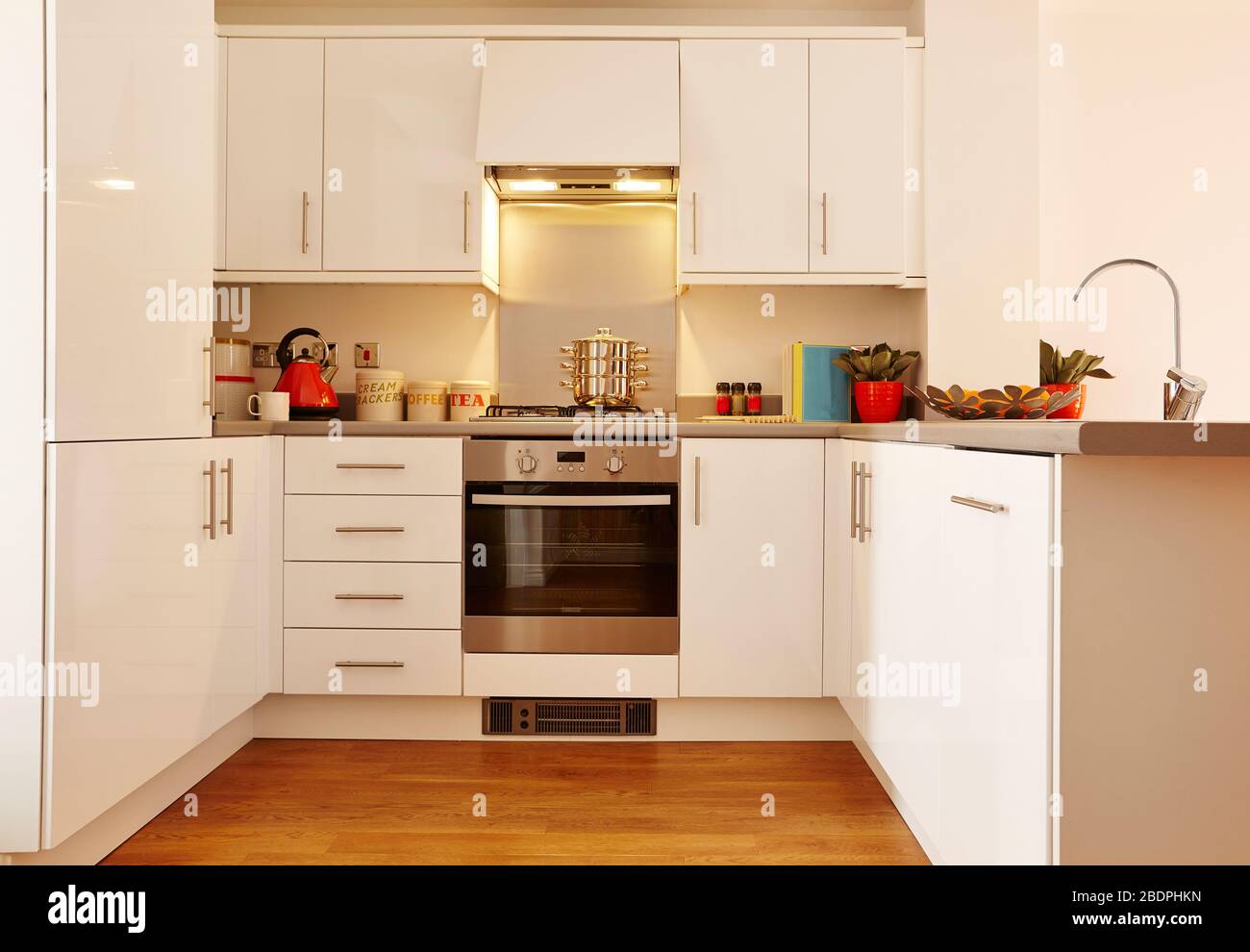 Intérieur moderne d'une grande cuisine avec mobilier modulaire en couleur blanche. Design contemporain d'une cuisine intérieure. Banque D'Images