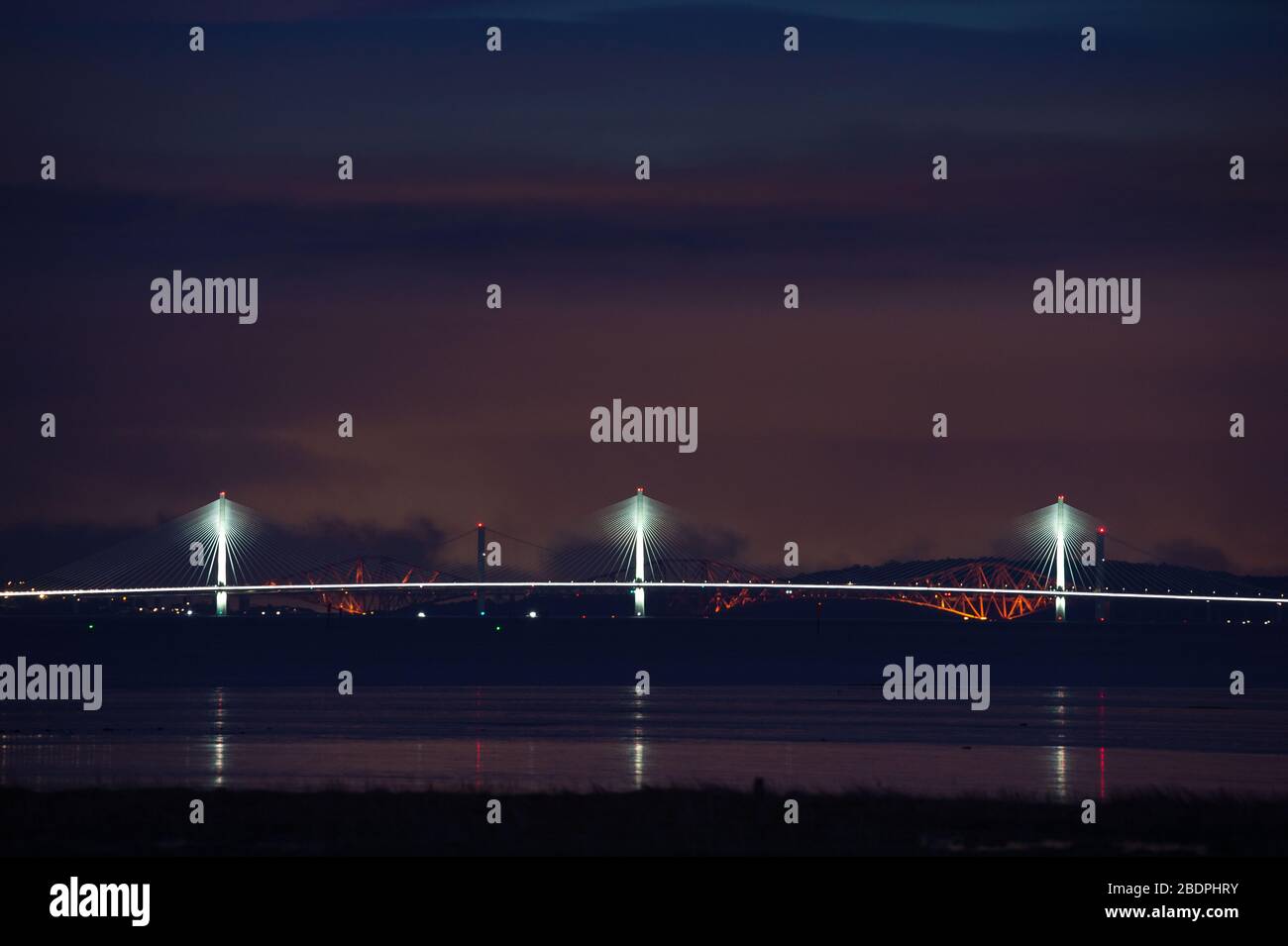 Grangemouth, Royaume-Uni. 8 avril 2020. Photo : le Queensferry Crossing, le plus récent pont d'Écosse et le troisième Firth of Forth Crossing qui relie Fife et Lothian et qui transporte l'autoroute M90, qui s'étend sur 1.7 km, est le plus long pont à trois tours et à passage par câble du monde et de loin le plus grand à avoir des câbles qui traversent le milieu de la portée. Cette conception innovante offre une résistance et une rigidité supplémentaires, permettant aux tours et à la terrasse d'être plus minces et élégantes. Crédit : Colin Fisher/Alay Live News. Banque D'Images