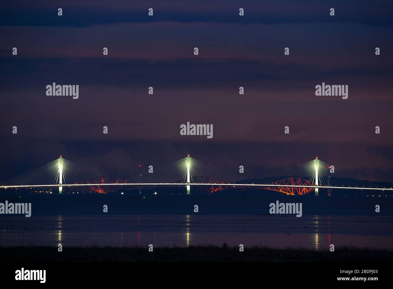 Grangemouth, Royaume-Uni. 8 avril 2020. Photo : le Queensferry Crossing, le plus récent pont d'Écosse et le troisième Firth of Forth Crossing qui relie Fife et Lothian et qui transporte l'autoroute M90, qui s'étend sur 1.7 km, est le plus long pont à trois tours et à passage par câble du monde et de loin le plus grand à avoir des câbles qui traversent le milieu de la portée. Cette conception innovante offre une résistance et une rigidité supplémentaires, permettant aux tours et à la terrasse d'être plus minces et élégantes. Crédit : Colin Fisher/Alay Live News. Banque D'Images