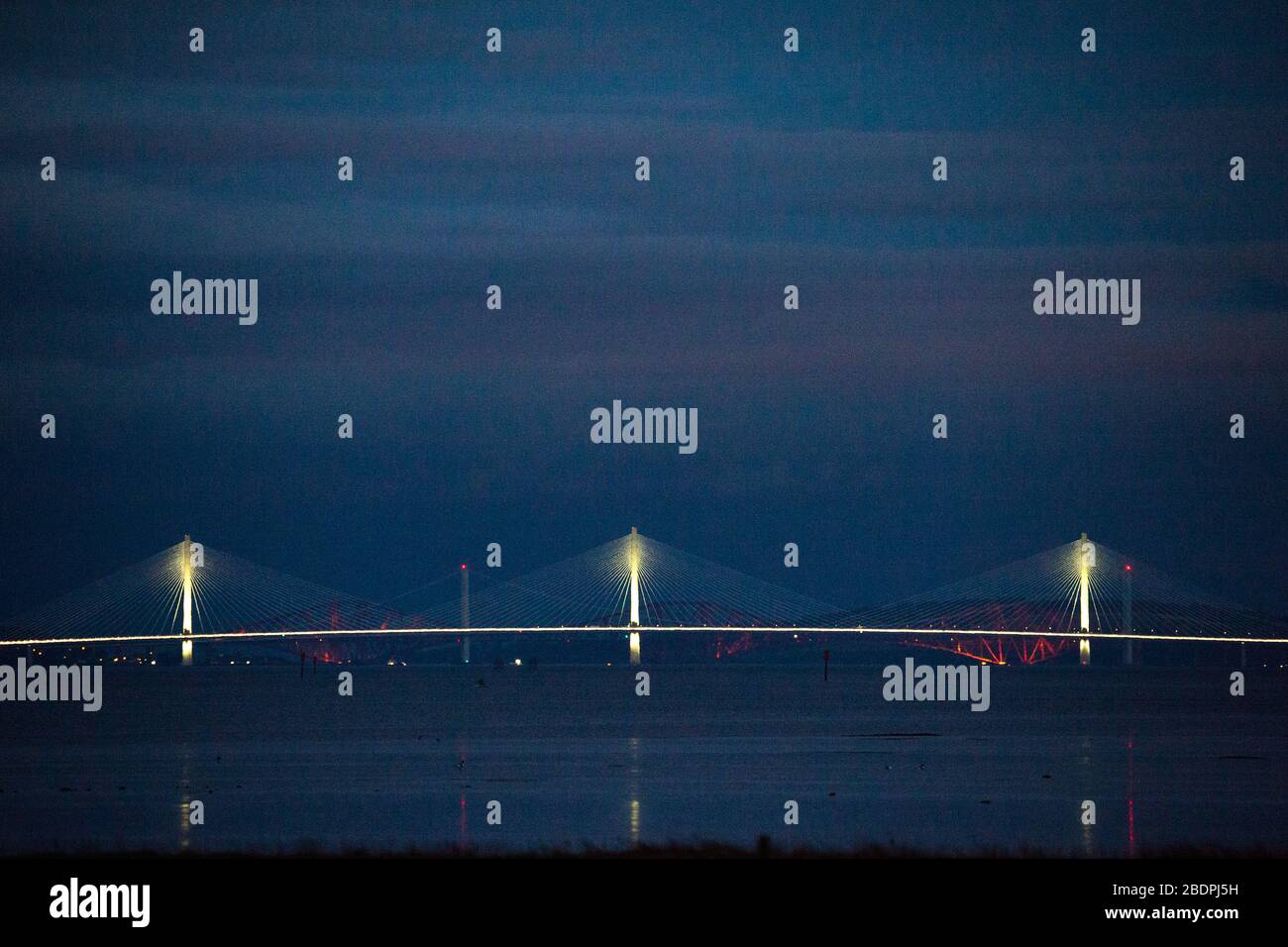Grangemouth, Royaume-Uni. 8 avril 2020. Photo : le Queensferry Crossing, le plus récent pont d'Écosse et le troisième Firth of Forth Crossing qui relie Fife et Lothian et qui transporte l'autoroute M90, qui s'étend sur 1.7 km, est le plus long pont à trois tours et à passage par câble du monde et de loin le plus grand à avoir des câbles qui traversent le milieu de la portée. Cette conception innovante offre une résistance et une rigidité supplémentaires, permettant aux tours et à la terrasse d'être plus minces et élégantes. Crédit : Colin Fisher/Alay Live News. Banque D'Images