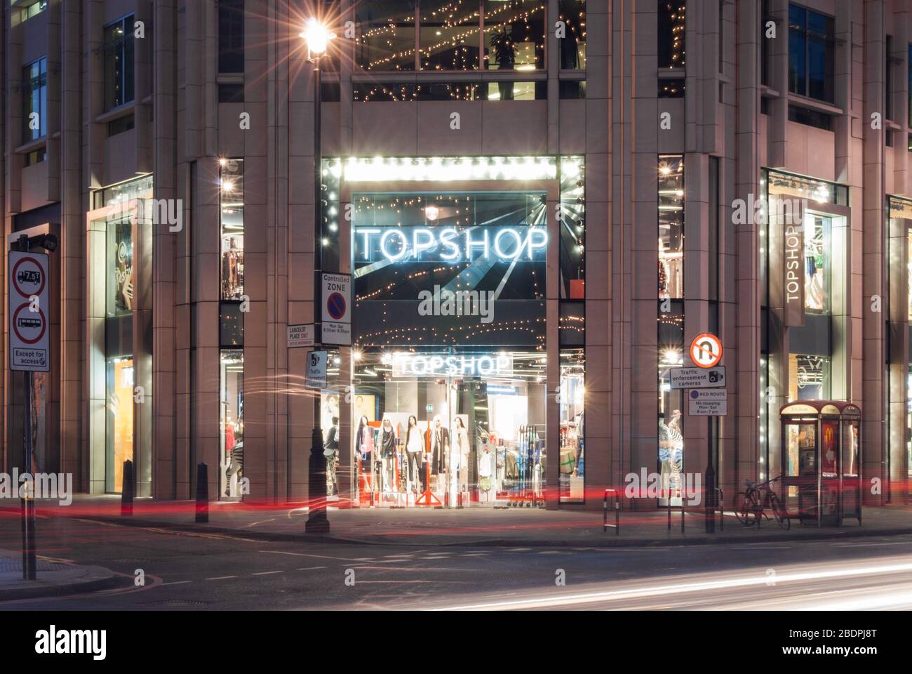 Topshop au 70 Brompton Road, Knightsbridge, Londres SW3 1ER par Zeidler Partnership Architects Banque D'Images