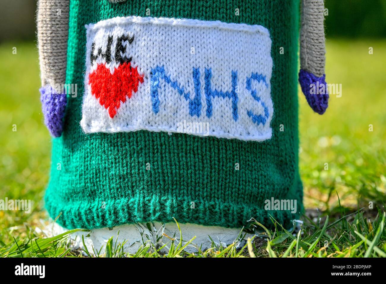 Le détail d'un médecin tricoté du NHS est installé sur un bolard à l'extérieur d'une maison à Oldland Common, South Gloucestershire, comme le Royaume-Uni continue de se maintenir pour aider à freiner la propagation du coronavirus. Banque D'Images