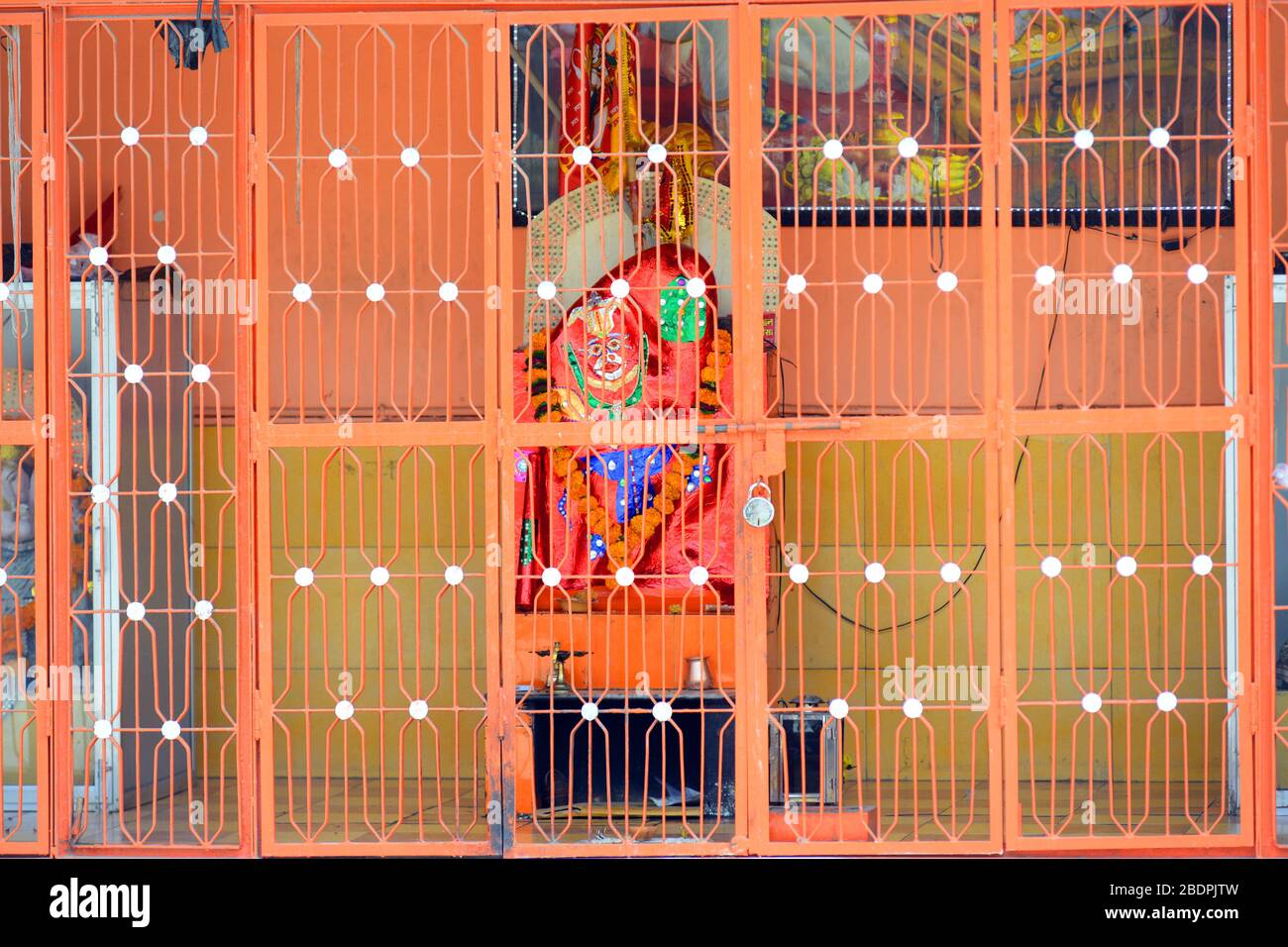 Un idole de Lord Hanuman dans un temple verrouillé à l'occasion de Hanuman Jayanti pendant le verrouillage imposé à la suite de la pandémie de coronavirus à Beawar. Banque D'Images