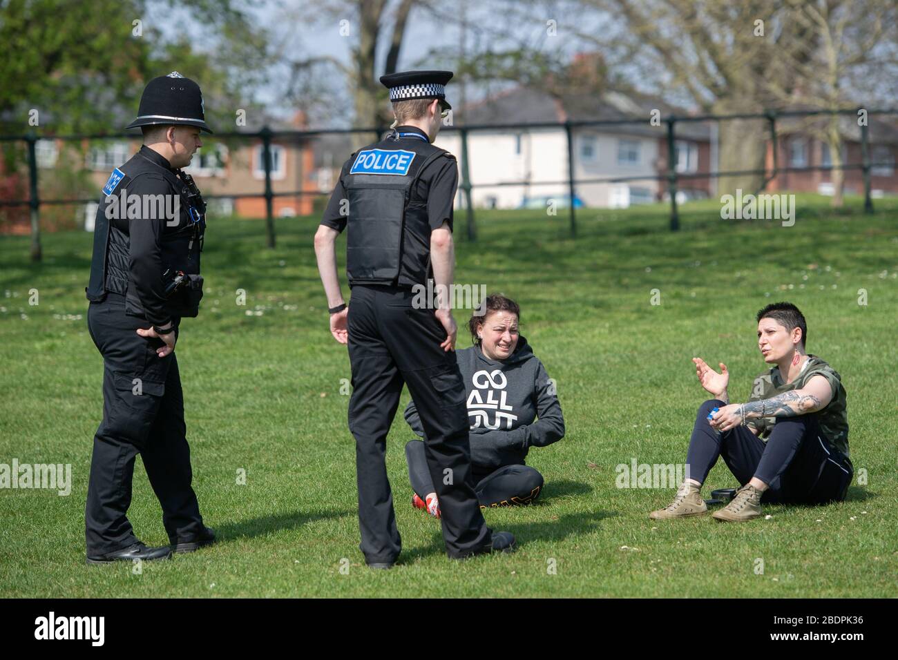 Les policiers parlent à des membres du public dans un parc de Northampton, alors que Northants police les annonce renforcer leur action sociale de distanciation, alors que le Royaume-Uni continue de se maintenir en position pour aider à freiner la propagation de Covid-19. Banque D'Images