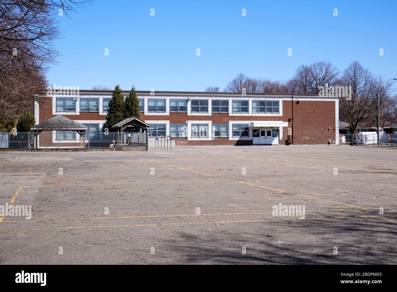 Cour scolaire vide de l'école primaire St Fabien à Montréal, fermée en raison du verrouillage de Covid 19 Banque D'Images