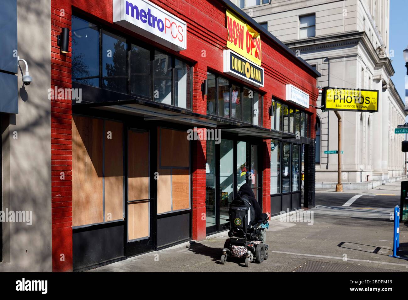 Portland, États-Unis. 08 avril 2020. Les magasins, services et restaurants embarqués deviennent plus visibles à Portland, Oregon, le 8 avril 2020, alors que les conséquences économiques de la pandémie de Covid-19 se propagent. La douleur s'étend à tous les niveaux économiques, des magasins haut de gamme, en passant par les restaurants et les industries de services de maman et de pop. (Photo de John Rudoff/Sipa USA) crédit: SIPA USA/Alay Live News Banque D'Images