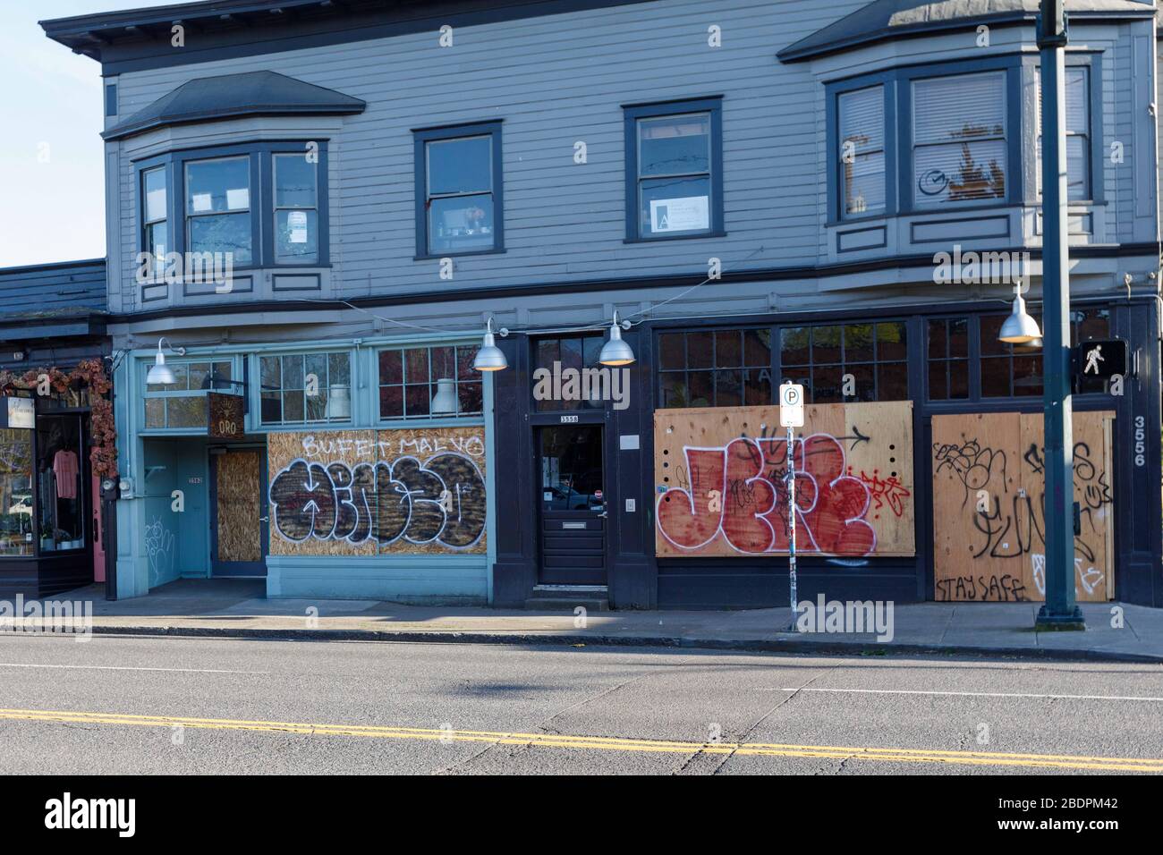 Portland, États-Unis. 08 avril 2020. Les magasins, services et restaurants embarqués deviennent plus visibles à Portland, Oregon, le 8 avril 2020, alors que les conséquences économiques de la pandémie de Covid-19 se propagent. La douleur s'étend à tous les niveaux économiques, des magasins haut de gamme, en passant par les restaurants et les industries de services de maman et de pop. (Photo de John Rudoff/Sipa USA) crédit: SIPA USA/Alay Live News Banque D'Images