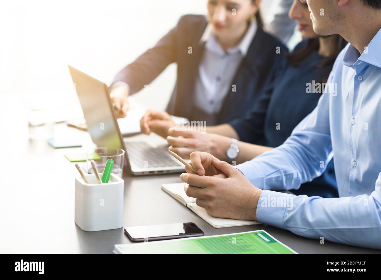 Équipe professionnelle travaillant ensemble, ils sont assis au bureau et utilisent un ordinateur portable, un travail d'équipe et un concept technologique Banque D'Images